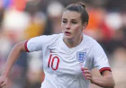 Ellia Toone: Futbol Sahasından Yaratıcı Sahnelere Uzanan Yükseliş