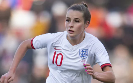 Ellia Toone: Futbol Sahasından Yaratıcı Sahnelere Uzanan Yükseliş